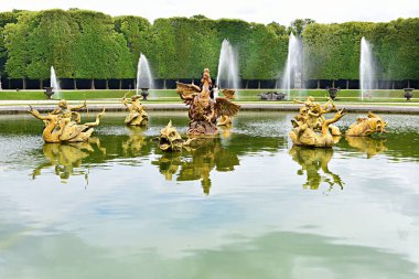 Versailles, Fransa - 18 Haziran 2023 Versailles Sarayı 'nın güzel bahçesindeki ejderha çeşmesi.