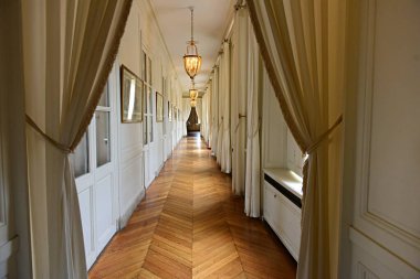 Versailles, Fransa - 18 Haziran 2023 Versailles, Fransa 'daki Grand Trianon şatosunun içi