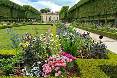 Versailles, Fransa - 18 Haziran 2023: Versailles sarayındaki küçük Trianon manzarası