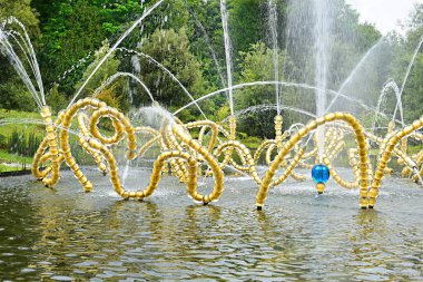 Paris, Fransa - 18 Haziran 2023: Versailles Sarayı 'ndaki çeşmelerin manzarası