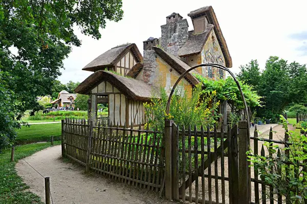 Versailles, Fransa - 18 Haziran 2023: Marie-Antoinette 'in Versailles Sarayı yakınlarındaki köyü.