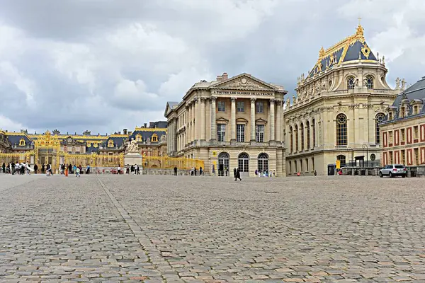 Paris, Fransa - 18 Haziran 2023: Bulutlu havalarda Versailles sarayının dış görüntüsü