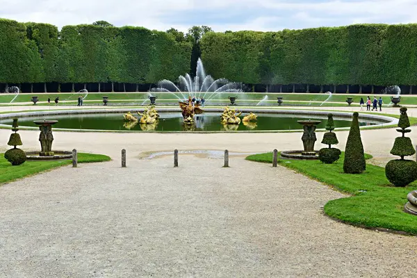 Versailles, Fransa - 18 Haziran 2023 Versailles Sarayı 'nın güzel bahçesindeki ejderha çeşmesi.