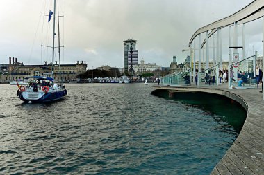 Barselona, İspanya - 06 Mart 2023: Barcelona, İspanya 'daki gemi ve yatların görüntüsü