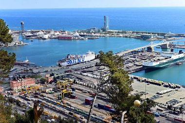 Barselona, İspanya - Mart 06, 2023: Barcelona, İspanya 'daki gemi limanının havadan görünüşü