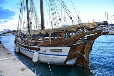 Barselona, İspanya - 06 Mart 2023: Barcelona 'nın gemi limanının resimli sahnesi.