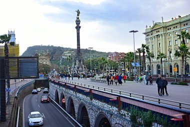 Barselona, İspanya - 2 Mart 2024: Barcelona, Katalonya, İspanya 'daki Portal de la pau Meydanı' ndaki Kolomb Anıtı