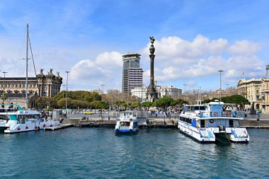 Barselona, İspanya - 2 Mart 2024: Barcelona, Katalonya, İspanya 'daki Portal de la pau Meydanı' ndaki Kolomb Anıtı