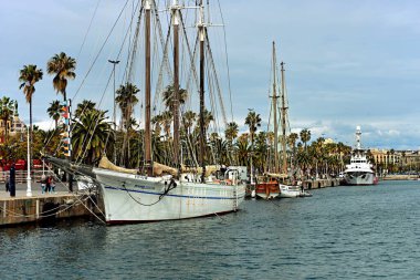 Barselona, İspanya - 06 Mart 2023: Barcelona, İspanya 'daki gemi ve yatların görüntüsü