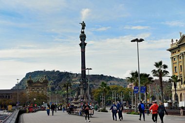 Barselona, İspanya - 2 Mart 2024: Barcelona, Katalonya, İspanya 'daki Portal de la pau Meydanı' ndaki Kolomb Anıtı