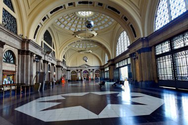 Barselona, İspanya - 03 Mart 2023 Barselona tren istasyonunun görüntüsü