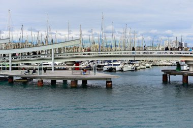 Barselona, İspanya - 06 Mart 2023: Barcelona, İspanya 'daki gemi ve yatların görüntüsü