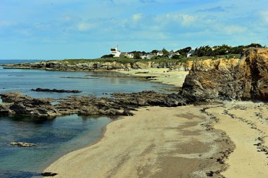 Fransız Atlantik kıyısındaki engebeli kayalıkların ve güçlü okyanus dalgalarının güzel bir manzarası..