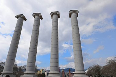 Barcelona, İspanya - 02 Mart 2024: Arka planda Barcelona Ulusal Sarayı ile Montjuic Hill manzarası