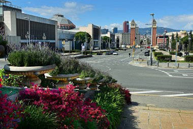 Barselona, İspanya - 2 Mart 2024: Barcelona 'nın Montjuc tepesindeki büyük mimari ve klasik heykellerin manzarası