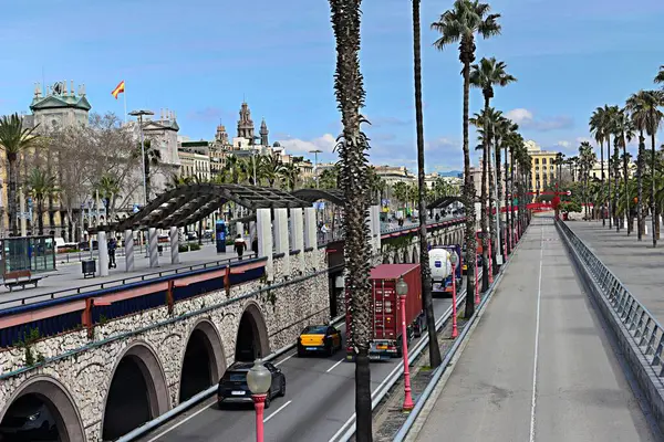 İspanya, Barselona - 03 Mart 2023: Barselona şehri çeşitli eski binalar ve palmiye ağaçları