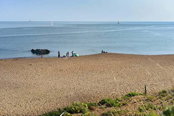 Fransız Atlantik kıyısındaki engebeli kayalıkların ve güçlü okyanus dalgalarının güzel bir manzarası..