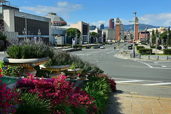 Barselona, İspanya - 2 Mart 2024: Barcelona 'nın Montjuc tepesindeki büyük mimari ve klasik heykellerin manzarası