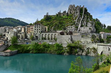 Sisteron kasabasındaki eski kalenin kalıntılarının manzarası.