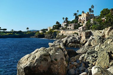 Cap-d 'Ail' deki sahil şeridi Fransa 'nın güneydoğusundaki Alpes-Maritimes departmanında komün yapıyor..