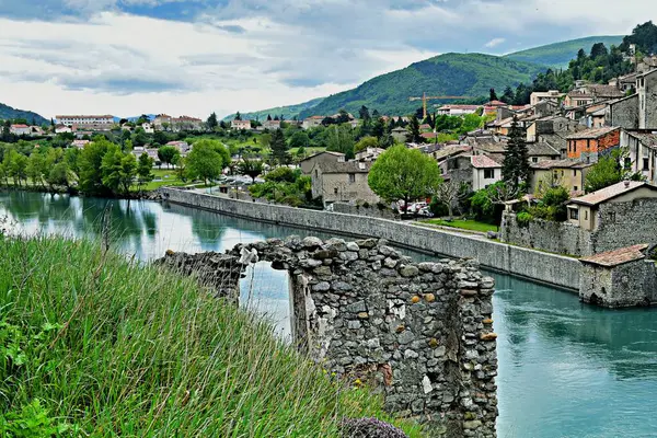 Eski kalenin harabeleriyle Alpes de Haute Provence 'deki Sisteron kasabasının manzarası