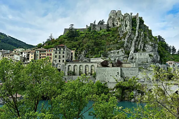 Sisteron kasabasındaki eski kalenin kalıntılarının manzarası.