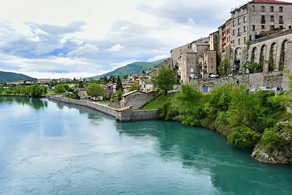 Eski kalenin harabeleriyle Alpes de Haute Provence 'deki Sisteron kasabasının manzarası