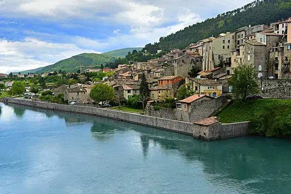 Eski kalenin harabeleriyle Alpes de Haute Provence 'deki Sisteron kasabasının manzarası