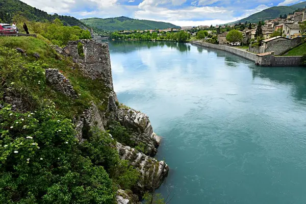 Eski kalenin harabeleriyle Alpes de Haute Provence 'deki Sisteron kasabasının manzarası