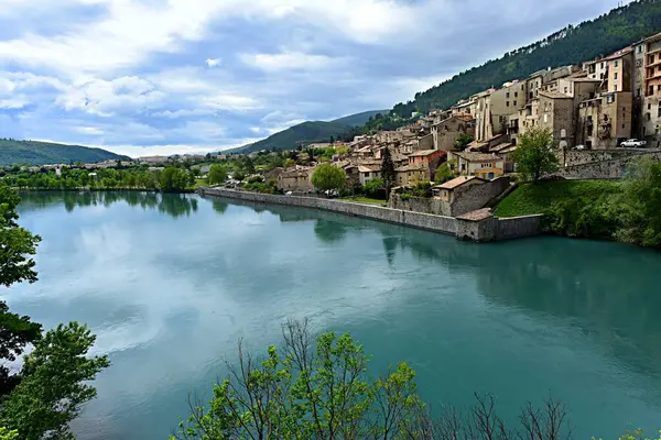 Eski kalenin harabeleriyle Alpes de Haute Provence 'deki Sisteron kasabasının manzarası