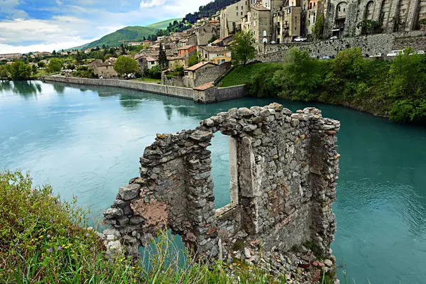 Eski kalenin harabeleriyle Alpes de Haute Provence 'deki Sisteron kasabasının manzarası