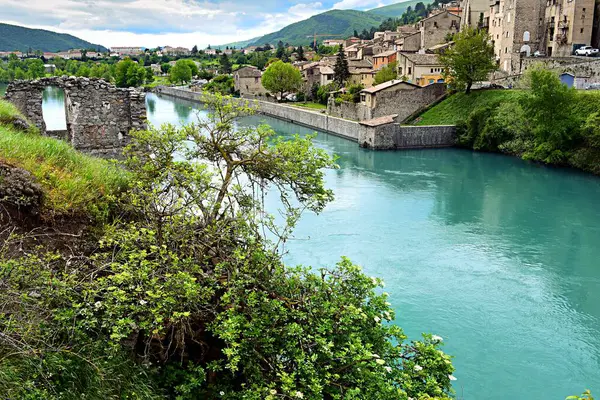 Eski kalenin harabeleriyle Alpes de Haute Provence 'deki Sisteron kasabasının manzarası