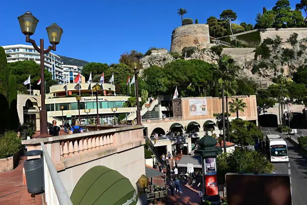 Monte Carlo, Monaco - 27 Ekim 2023: Monte Carlo 'nun güzel sokakları ve eski lüks binaları