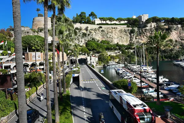Monte Carlo, Monaco - 27 Ekim 2023: Monte Carlo 'nun güzel sokakları ve eski lüks binaları