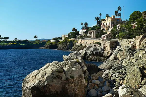 Cap-d 'Ail' deki sahil şeridi Fransa 'nın güneydoğusundaki Alpes-Maritimes departmanında komün yapıyor..