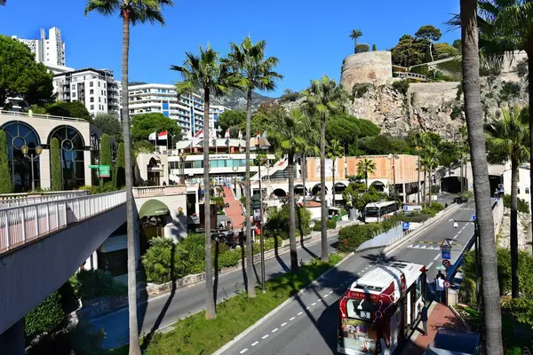 Monte Carlo, Monaco - 27 Ekim 2023: Monte Carlo 'nun güzel sokakları ve eski lüks binaları