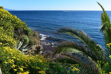 Cap-d 'Ail' deki sahil şeridi Fransa 'nın güneydoğusundaki Alpes-Maritimes departmanında komün yapıyor..