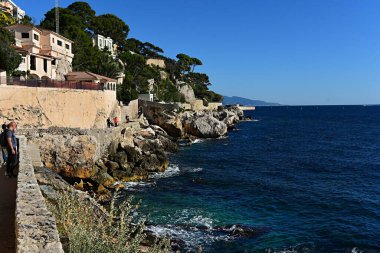 Cap-d 'Ail, Fransa - 27 Ekim 2023: Fransa' nın Provence-Alpes-Cte d 'Azur bölgesindeki Alpes-Maritimes bölümünde deniz kenarı komünü