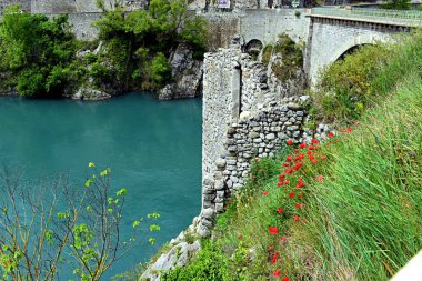 Eski kalenin harabeleriyle Alpes de Haute Provence 'deki Sisteron kasabasının manzarası