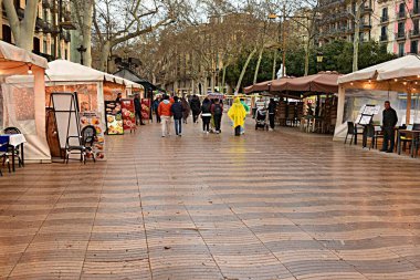 Barselona, İspanya - 03 Mart 2024: İspanya 'nın Barcelona kentinin sokaklarında uzanan eşsiz mimariye bir bakış.