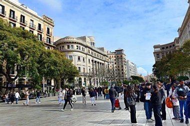 Barselona, İspanya - 03 Mart 2024: İspanya 'nın Barcelona kentinin sokaklarında uzanan eşsiz mimariye bir bakış.