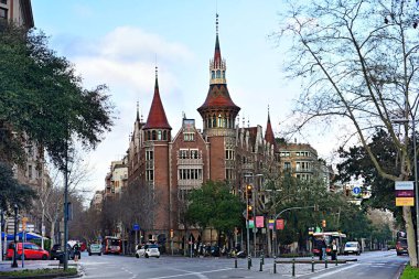 Barselona, İspanya - 03 Mart 2024: İspanya 'nın Barcelona kentinin sokaklarında uzanan eşsiz mimariye bir bakış.