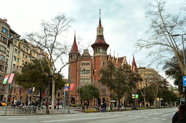 Barselona, İspanya - 03 Mart 2024: İspanya 'nın Barcelona kentinin sokaklarında uzanan eşsiz mimariye bir bakış.