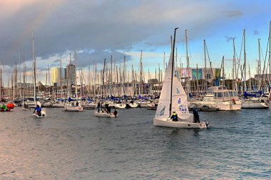 Barcelona, İspanya - 02 Mart 2024: Barcelona 'daki Vell limanındaki çeşitli yat ve teknelerin görüntüsü