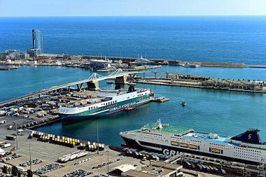 Barselona, İspanya - Mart 06, 2023: Barcelona, İspanya 'daki gemi limanının havadan görünüşü