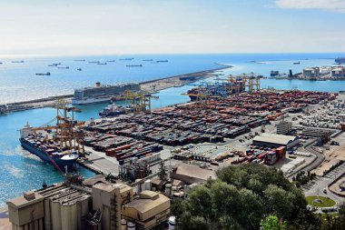 Barselona, İspanya - 06 Mart 2023: Barcelona kargo limanının sanayi manzarası, nakliye operasyonlarıyla meşgul.