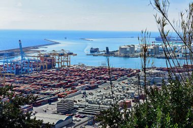 Barselona, İspanya - 06 Mart 2023: Barcelona kargo limanının sanayi manzarası, nakliye operasyonlarıyla meşgul.