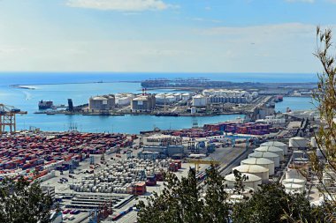 Barselona, İspanya - 06 Mart 2023: Barcelona kargo limanının sanayi manzarası, nakliye operasyonlarıyla meşgul.