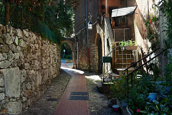 Ortaçağ köyü La Turbie 'de dolambaçlı taşlarla kaplı dar sokakların manzarası.