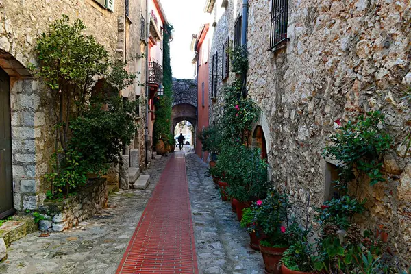 Ortaçağ köyü La Turbie 'de dolambaçlı taşlarla kaplı dar sokakların manzarası.